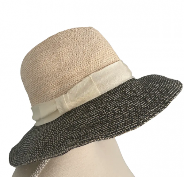 Topi trilby dengan pita dua warna